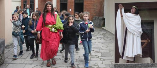 Maria Magdalena met kinderen op pad